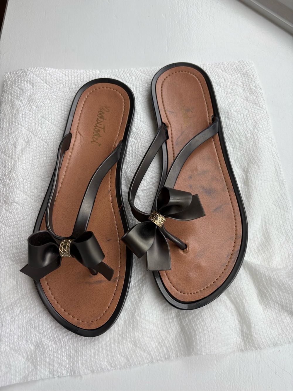 💥2/$10💥 Adorable Bow Flip Flops 🤎🎀🤎 - Picture 3 of 5